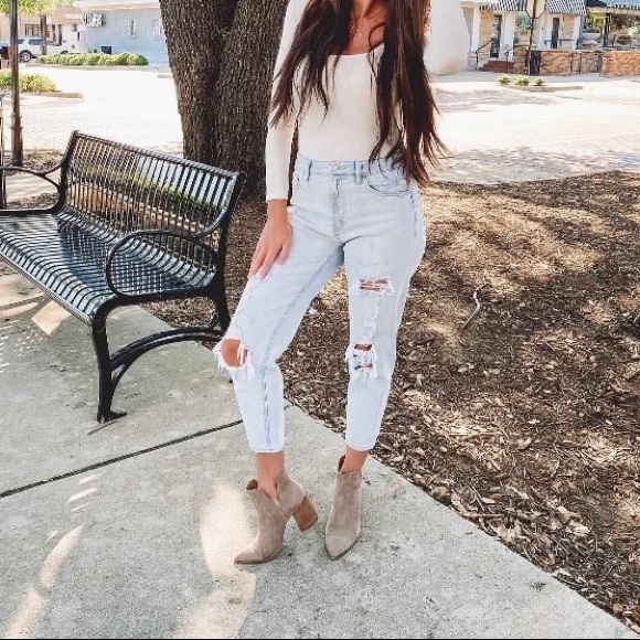 NWOT Wild Fable High Waisted Distressed Light Wash Mom Jeans - Picture 2 of 8